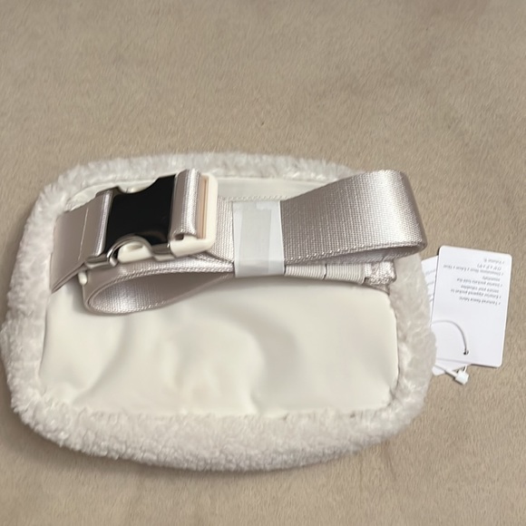 NEW Lululemon Everywhere Belt Bag 1L Fleece New Years Lunar Rabbit - Picture 9 of 9
